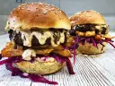 Co dodać do burgera, aby zaskoczyć smakiem i teksturą?