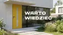Żółte drzwi zewnętrzne z przeszkleniem, obok dużego okna. Warto wiedzieć, co oferuje nasz katalog drzwi.