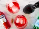 Idealny Campari Spritz przepis: Aperitif z Campari, prosecco i wodą gazowaną, podany z lodem.