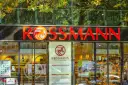 Na szyldzie Rossmann widać napis "ROSSMANN". W oknie drogerii jest informacja, że w Rossmannie można drukowac zdjęcia.