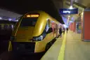 Złoty pociąg EN76-009 d z napisem "KATOWICE" na tablicy informacyjnej czeka na pasażerów. Może to być pociąg do Krakowa.