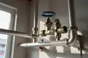 Instalacja gazowa z zaworami i rurami. Czy modernizacja instalacji gazowej w bloku jest obowiązkowa przed końcem 2026 roku?