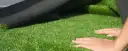 Jak skutecznie przykleić sztuczną trawę do betonu bez problemów