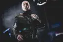 Till Lindemann w skórzanej kurtce, z mikrofonem w dłoni, jakby opowiadał historię swojej żonie.