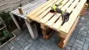 Jak łatwo zrobić stół z palet do ogrodu - krok po kroku i porady
