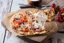 Rozciągający się ser z pizzy margherita 32cm. Idealna na szybki posiłek, choć warto pamiętać o jej kcal.