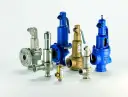 Grupa zaworów bezpieczeństwa w różnych rozmiarach i kolorach, w tym niebieskie, mosiężne i stalowe.