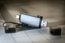 Pendrive z dwoma złączami, gotowy do wywoływania zdjęć. Idealny do przenoszenia wspomnień.