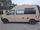 Kamper w piaskowym kolorze, pomalowany Raptor. Zastanawiasz się, ile kosztuje malowanie auta Raptor?