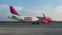 Samolot Wizz Air na płycie lotniska.