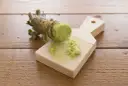 Świeży korzeń wasabi jest tarty na drewnianej tarce. Czy wasabi jest zdrowe? Tak, ma właściwości antybakteryjne i przeciwzapalne.