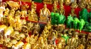Złote figurki Buddy, słoni, smoków i bogów. Idealne pamiątki, które warto przywieźć z Indii.