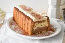 Pyszne włoskie ciasta: tiramisu w kształcie keksówki, otoczone biszkoptami, z kremem i kakao. Idealne na deser.