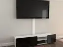 Jak skutecznie ukryć kable od telewizora na ścianie bez wiercenia