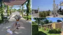 Lody na patyku i plażowe rzeźby na Marina di Venezia Camping. W tle widać domki kempingowe i alejkę.