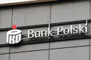 Logo PKO Banku Polskiego. Sprawdź, jakie lokaty oferuje PKO BP, by bezpiecznie pomnażać oszczędności.
