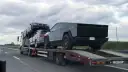 Ciężarówka przewozi Teslę Cybertruck i inne auta. Zastanawiasz się, ile kosztuje Tesla Cybertruck?