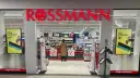 Wejście do drogerii Rossmann. Na ekranie obok reklama formy do pieczenia za 14,99 zł. Sprawdzam rossmann foto cennik.