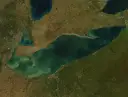 Widok satelitarny Jeziora Erie z otaczającymi je terenami rolniczymi i miejskimi.