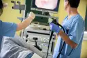 Lekarz wykonuje kolonoskopię, badanie kluczowe dla diagnostyki. Czy kolonoskopia jest bezpieczna? Tak, przy odpowiednim przygotowaniu i wykonaniu.