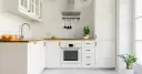 Biała kuchnia z drewnianym blatem - jakie ściany wybierać, by zyskać styl?