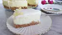 Pyszny sernik z mascarpone na kruchym spodzie, udekorowany płatkami migdałów. Idealny na deser.
