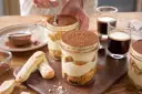 Pyszne tiramisu składniki w słoiczkach, z biszkoptami i kawą.