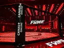 Klatka MMA w czerwonym świetle z logo FAME i napisem CANAL+ ONLINE.