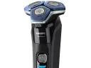 Czarna golarka elektryczna Philips 7000 Series z niebieskimi elementami i przyciskiem zasilania.