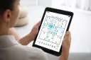 Grając w Sudoku na tablecie, uczysz się, jak zrozumieć matematykę. Rozwiązanie zagadki wymaga logiki i spostrzegawczości.