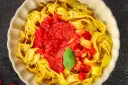 Pappardelle z sosem pomidorowym i listkiem bazylii. Pyszne makarony z sosami, idealne na szybki obiad.