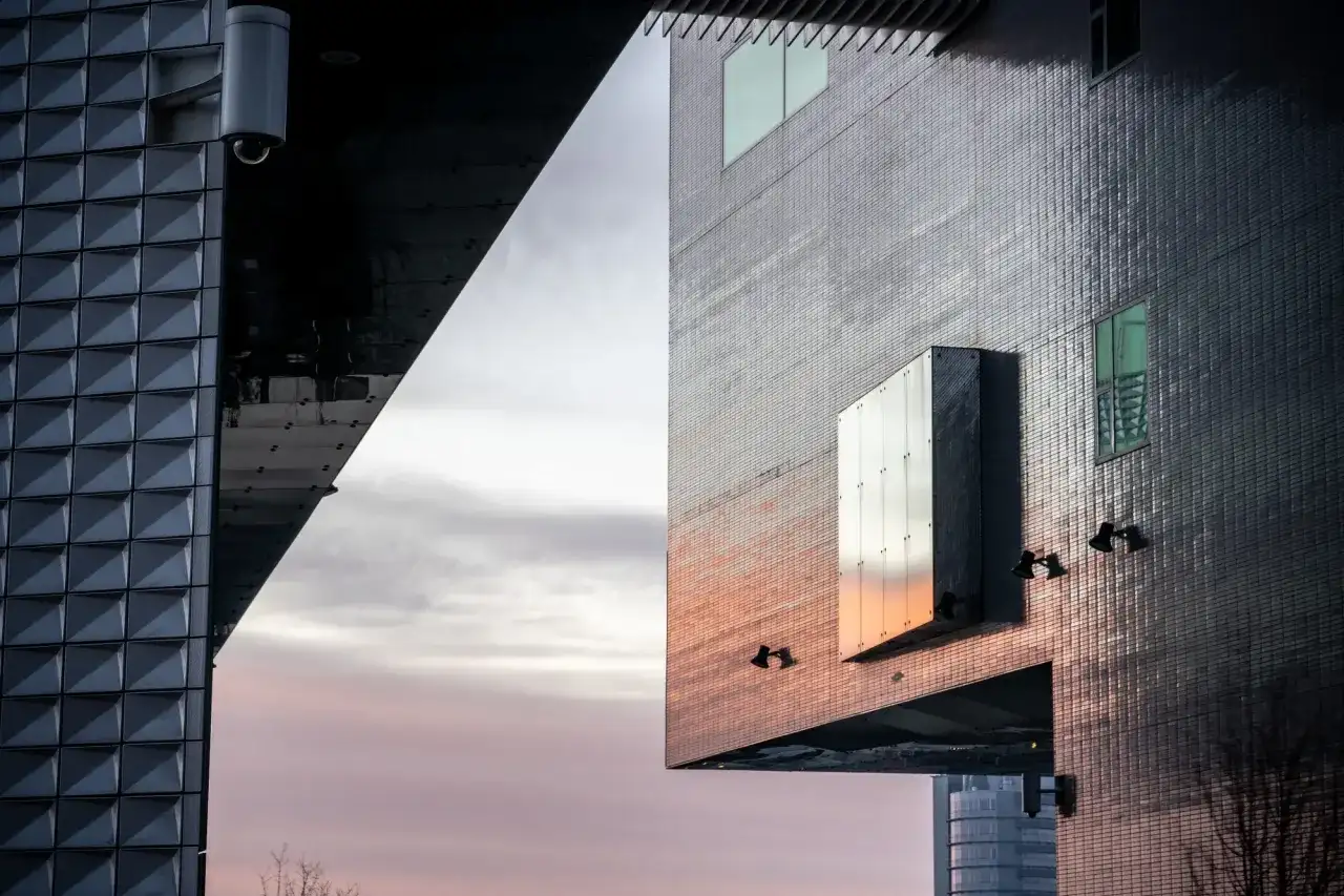 Brutalizm w architekturze - Jak go rozpoznać i czy warto tam mieszkać?
