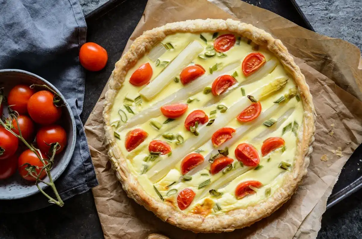 Tarta ze szparagami - Przepis na idealny spód i farsz