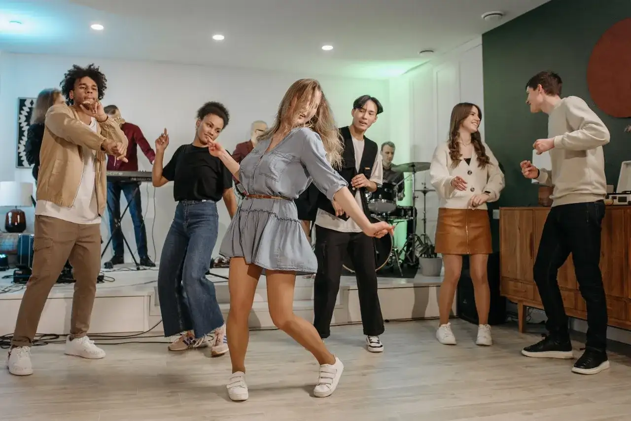 Jak się ubrać na domówkę? Gotowe stylizacje bez stresu