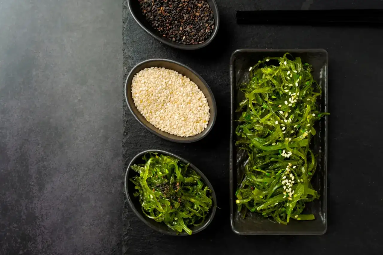 Wodorosty – nori, wakame, kombu: jak je jeść i na co uważać?