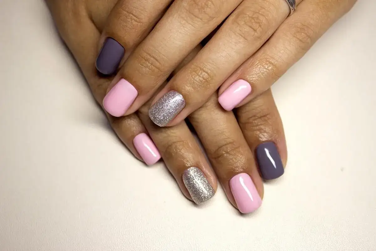Paznokcie do szarej sukienki - jak dobrać idealny manicure?