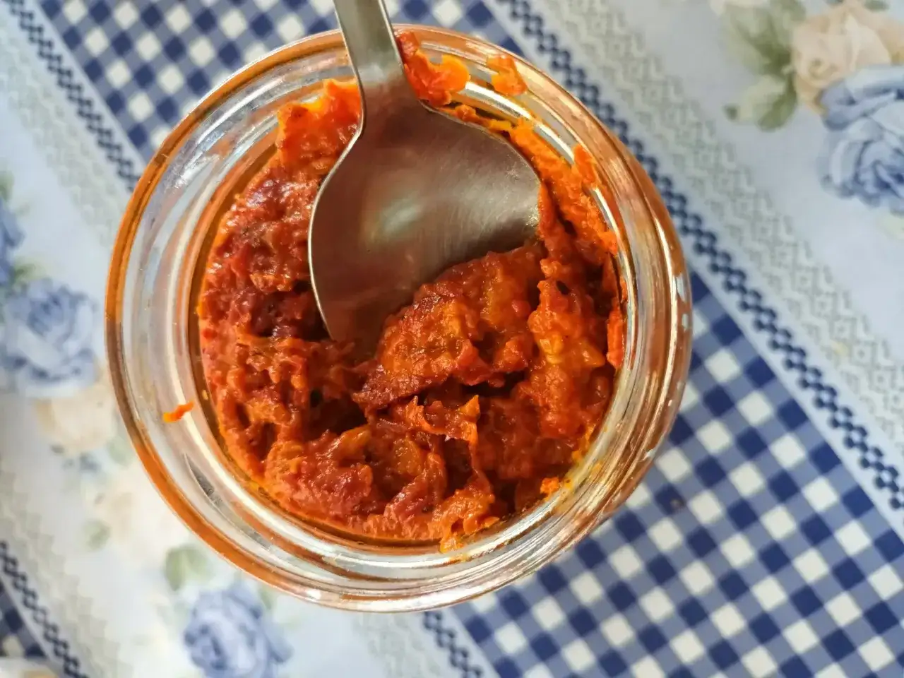 Ajvar co to jest? Sprawdź, jak smakuje i do czego pasuje