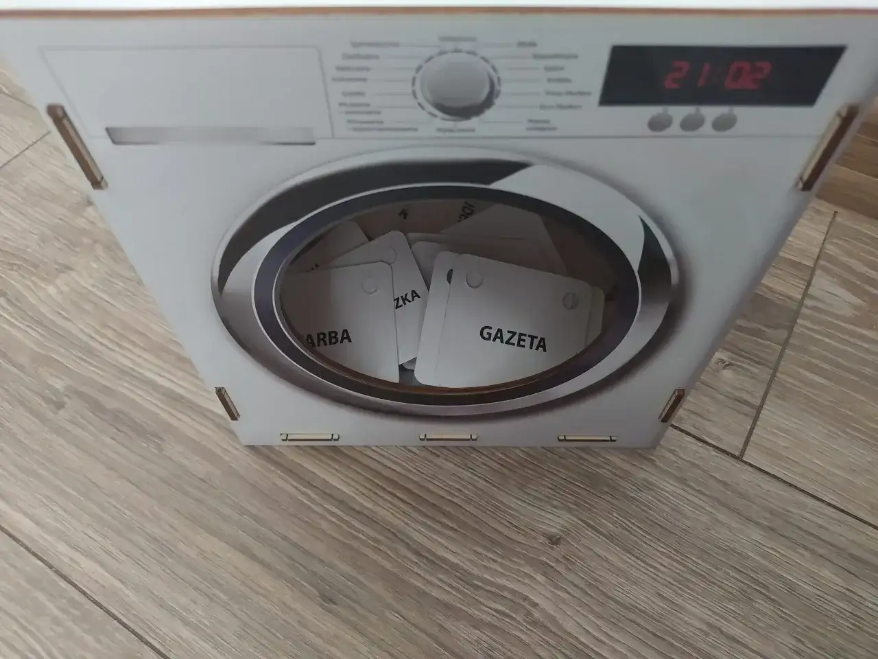Kartonowa pralka DIY: Zabawa, nauka i recykling dla dzieci