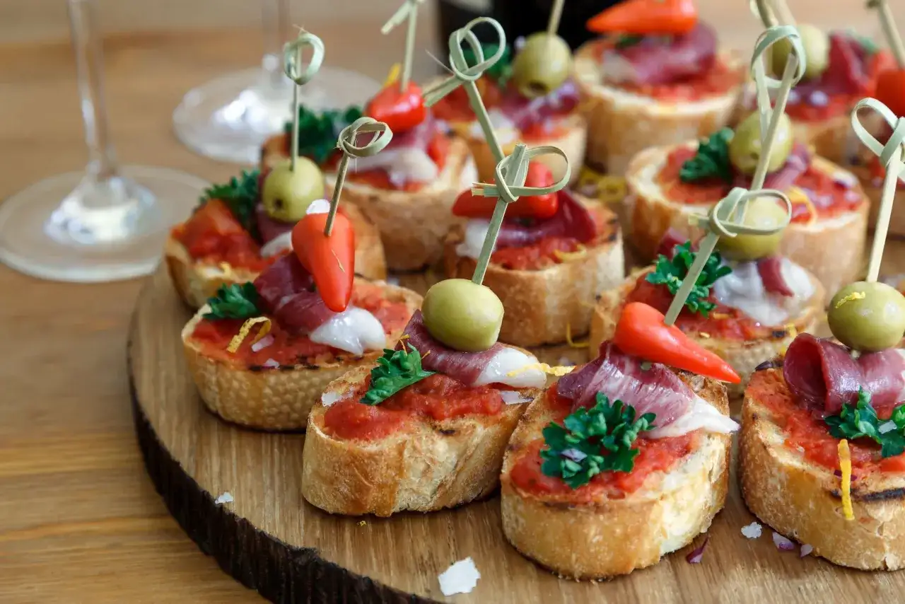 Sałatki i przekąski na imprezę - prosty sposób na wygodne menu