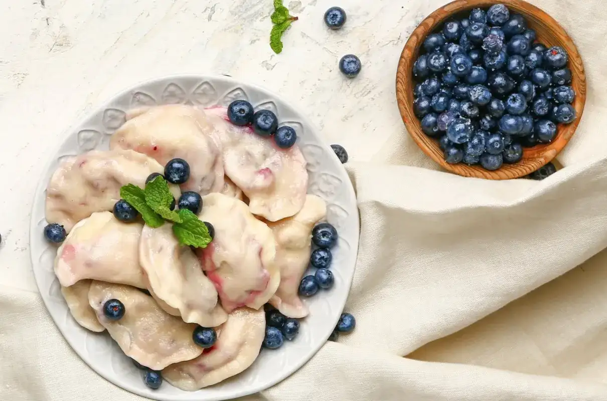 Pierogi z borówkami: przepis na idealne ciasto i farsz