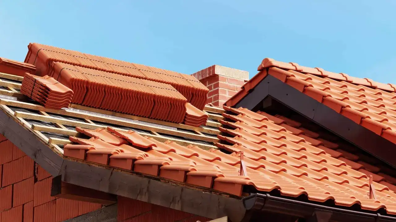 Ile kosztuje dachówka ceramiczna? Cena i pełny koszt dachu