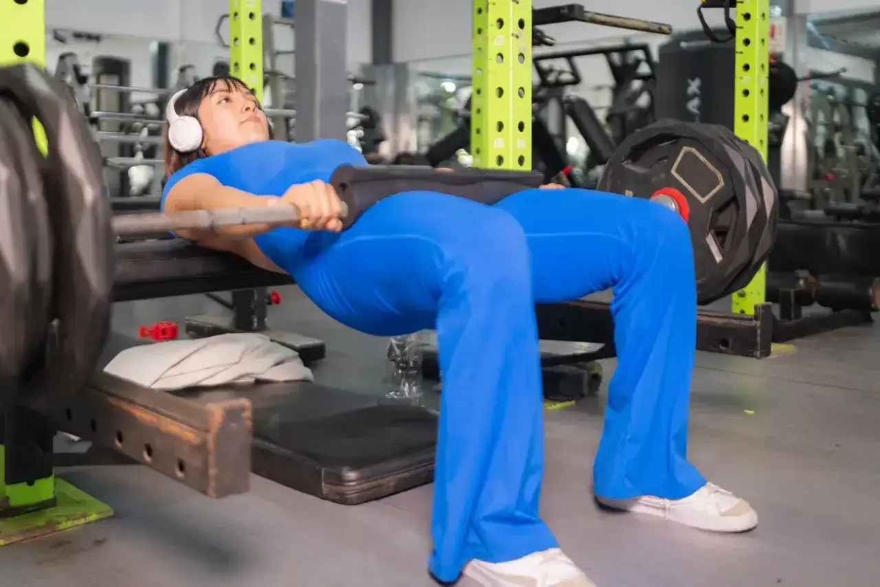 Ćwiczenia na pośladki - hip thrust, przysiad bułgarski: plan i technika