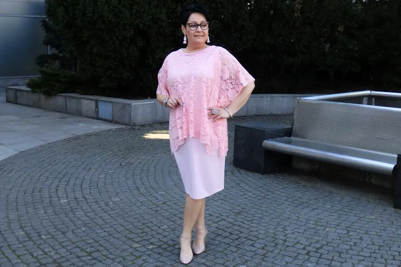 Fuksjowa sukienka plus size: Fasony, stylizacje i gdzie kupić