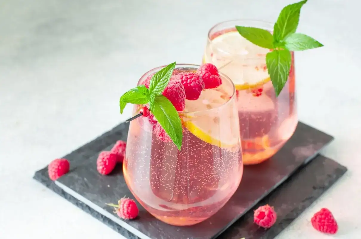 Lemoniada malinowa - prosty przepis na świeży smak