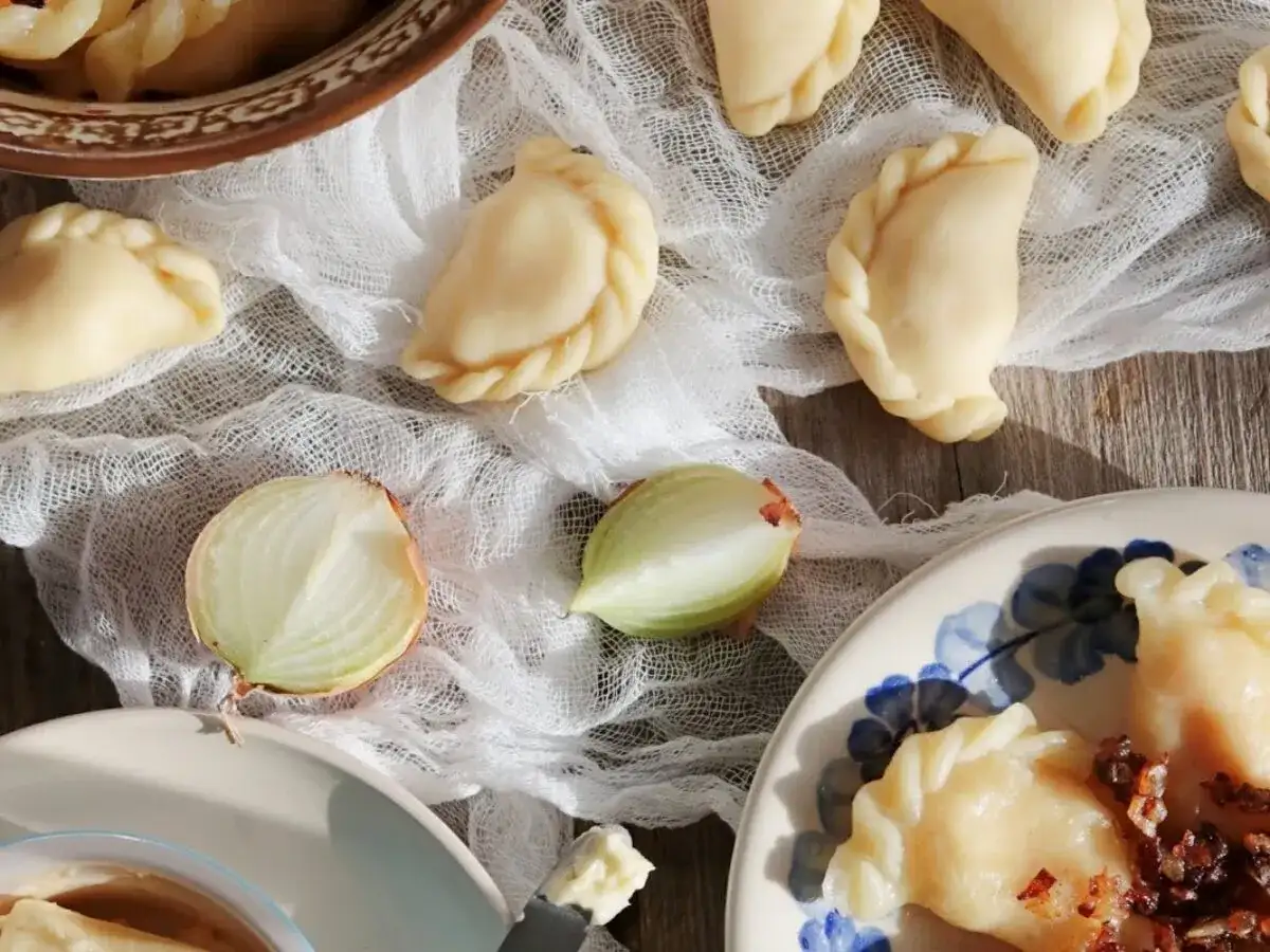 Pierogi ruskie - przepis na idealne ciasto i farsz