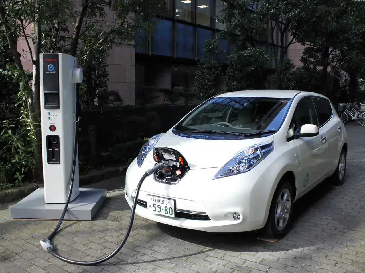 Serwis aut elektrycznych – co, ile kosztuje i jak dbać o EV?