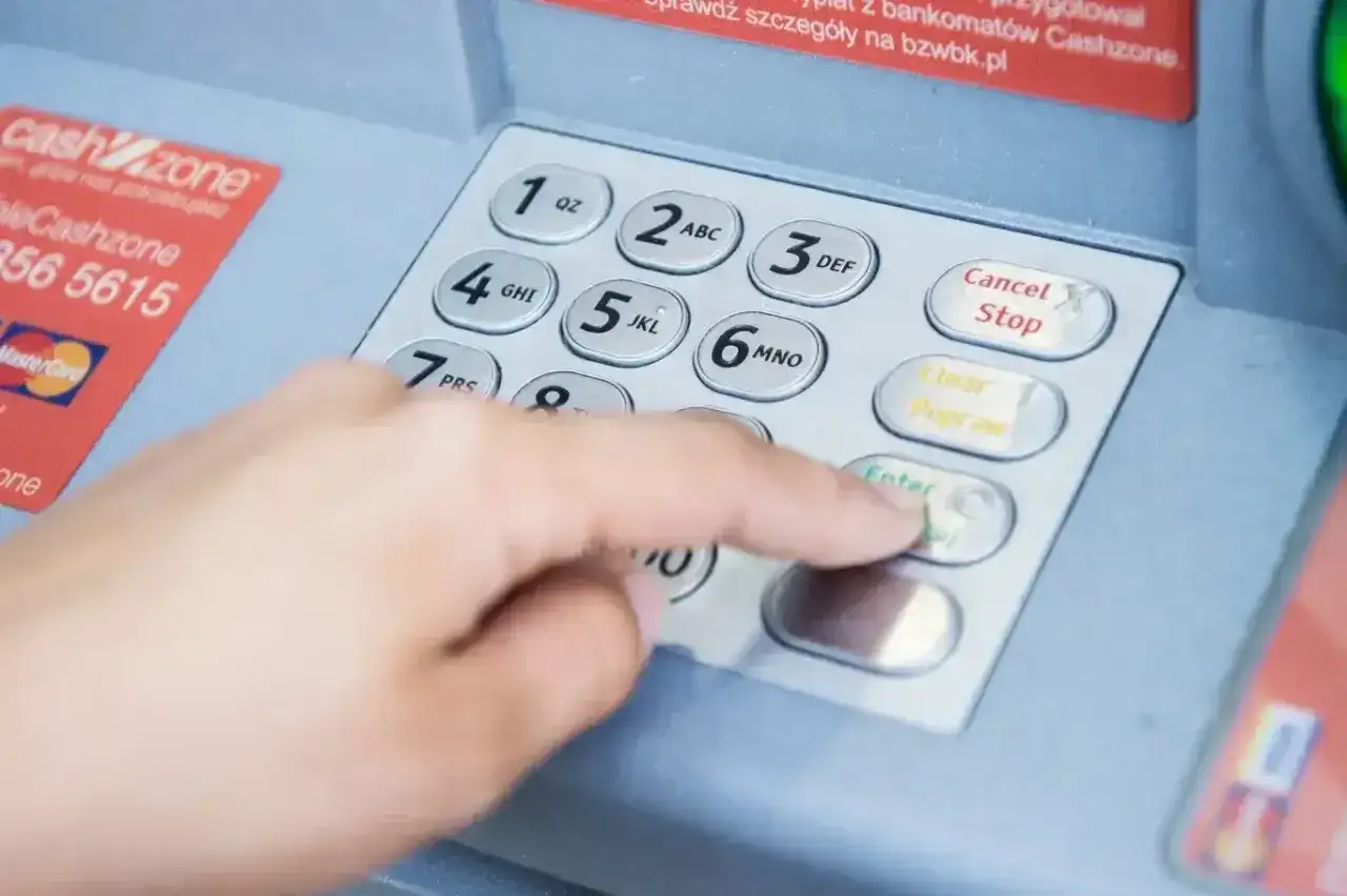 Debet na koncie - jak działa i kiedy ma sens?
