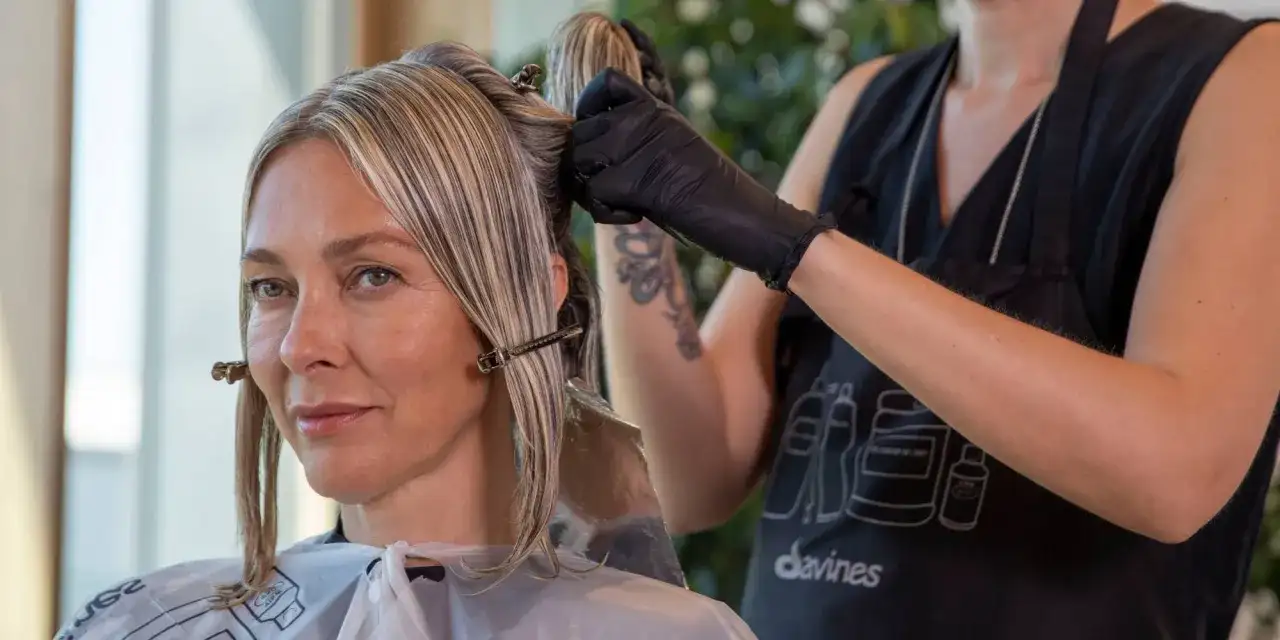 Cheveux blancs - Balayage ou couleur? Le guide pour choisir