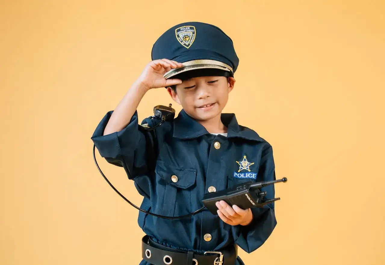 Strój policjantki dla dziewczynki: Gotowy czy DIY? Poradnik