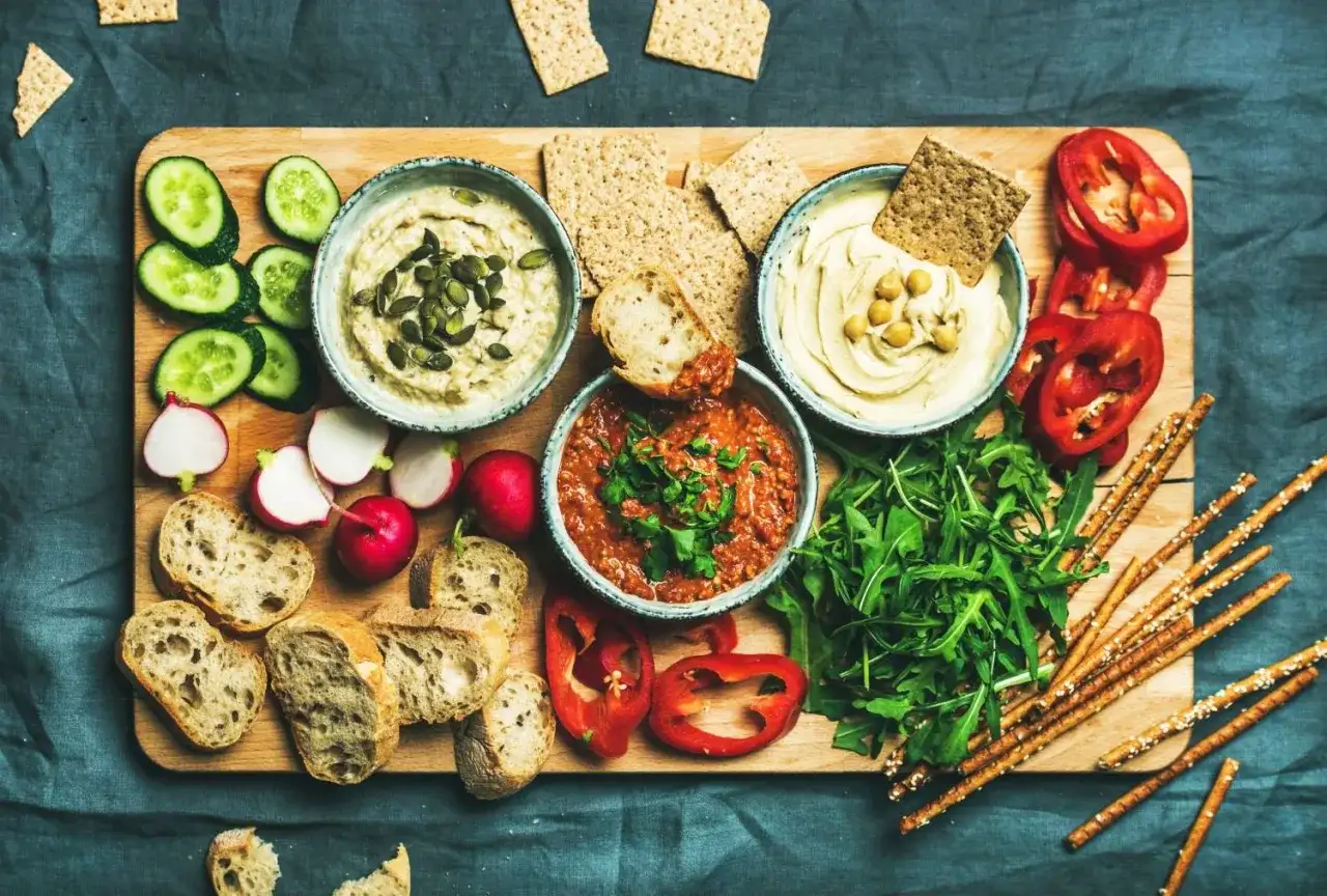 Hummus - co to jest, z czego się składa i jak go podawać?